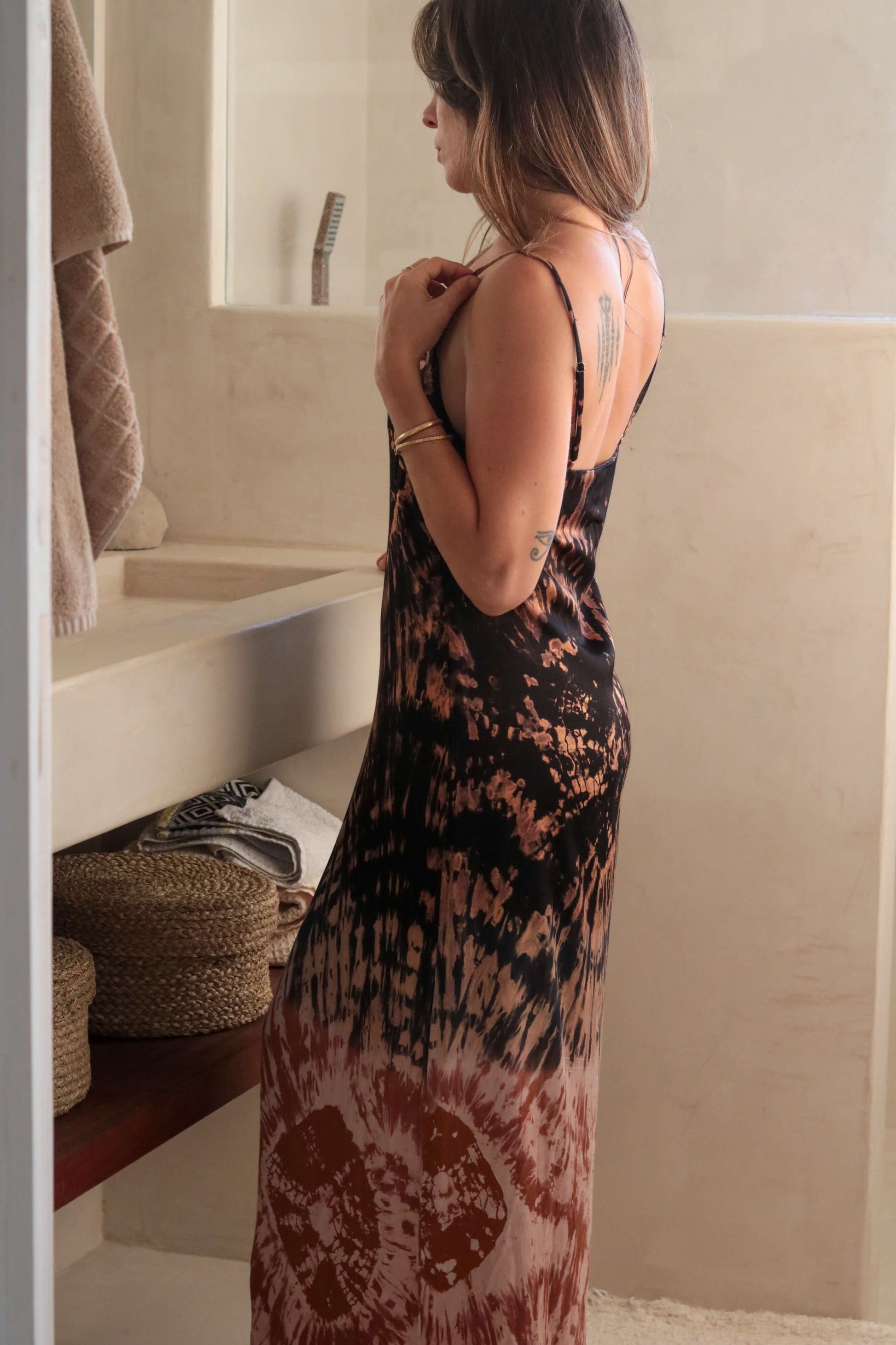 Robe longue dos nu en satin de viscose motifs Tie and Dye