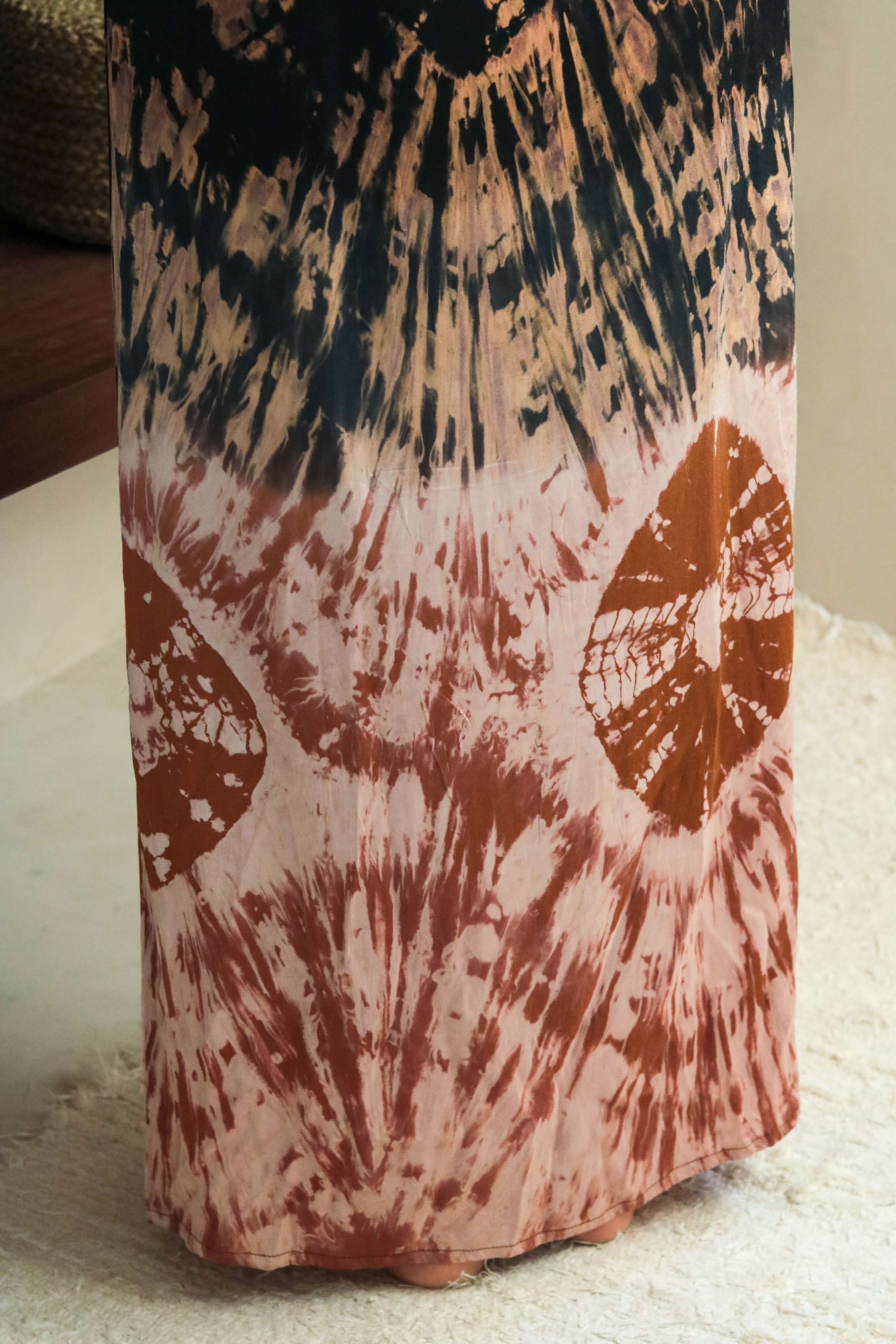 Robe longue motifs Tie and Dye dos nu en satin de viscose